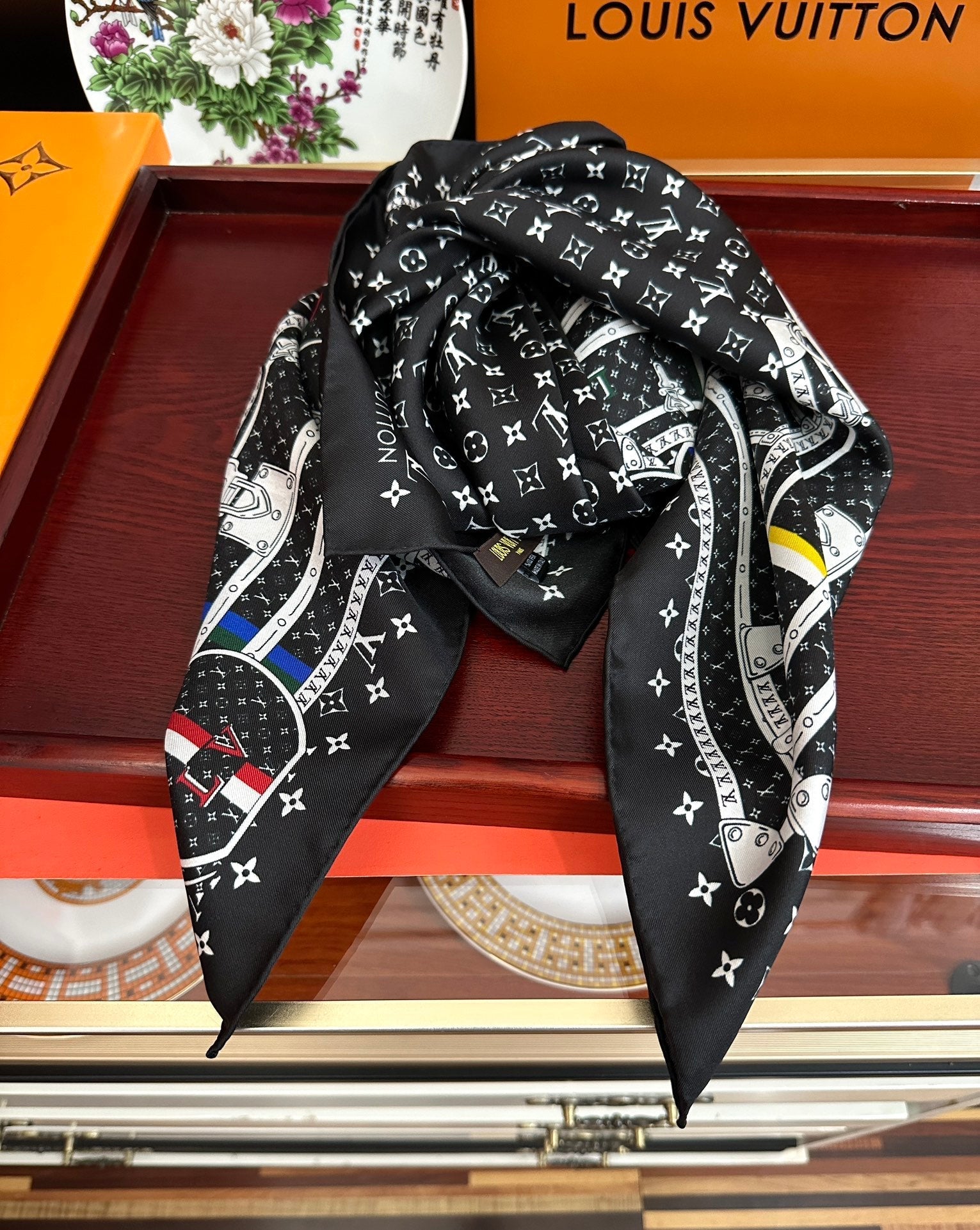LV SCARF 90 CM IN SILK 733839
