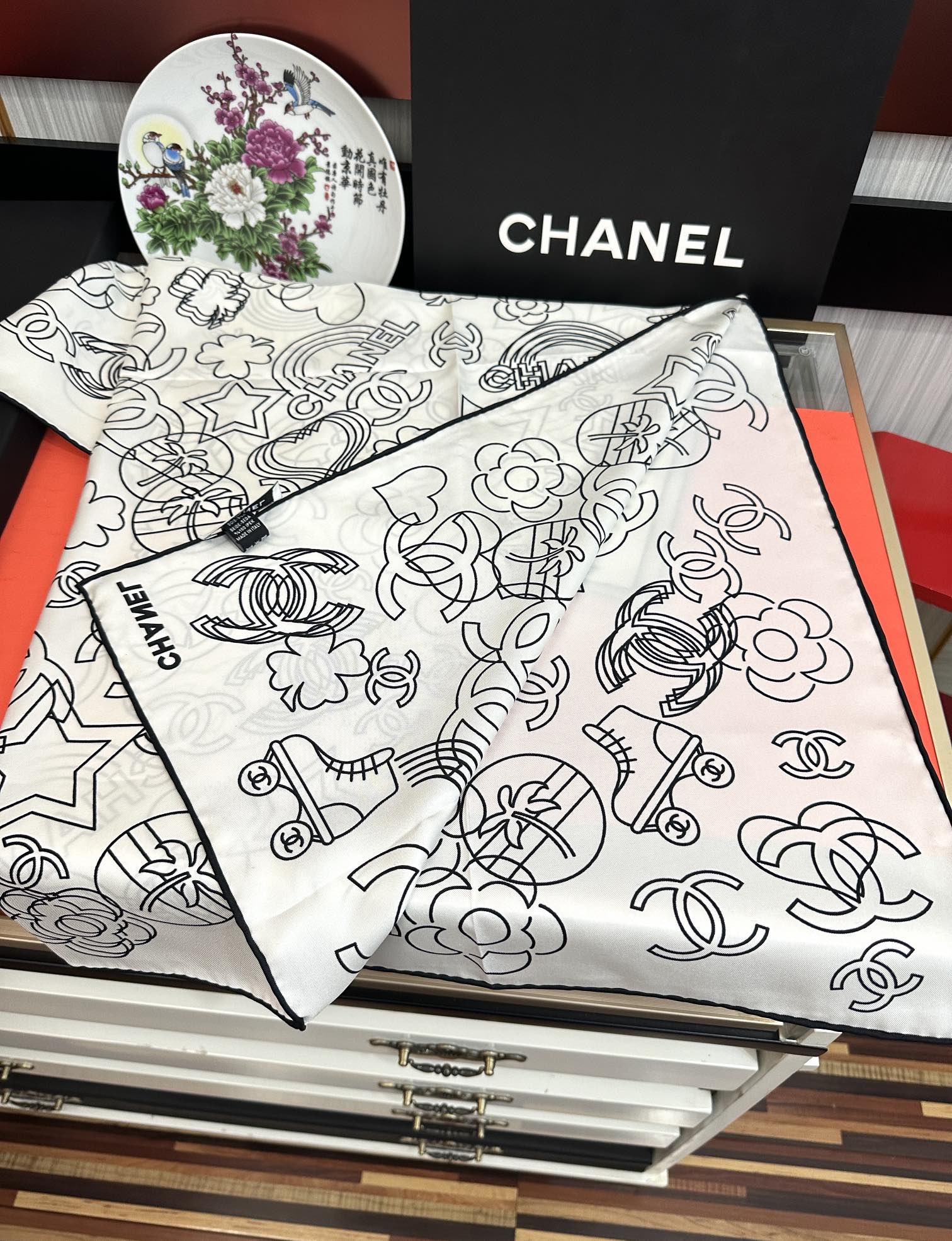 CHANEL 25S SCARF 90 IN SILK 738437