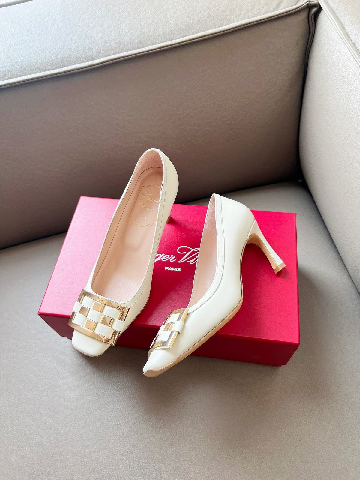TROMPETTE BALLERINAS PUMPS IN OFF WHITE SHINY CALFSKIN GOLD BUCKLE