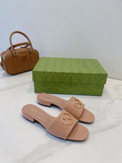 SLIDE SANDALS IN DESERT SAND GLOSSY SHEEPSKIN ENAMELLED ROUND INTERLOCKING G