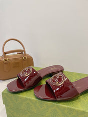 SLIDE SANDALS IN WINE RED GLOSSY SHEEPSKIN ENAMELLED ROUND INTERLOCKING G