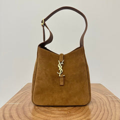 LE 5 À 7  SUPPLE SMALL 22 IN  CARAMEL BROWN SUEDE