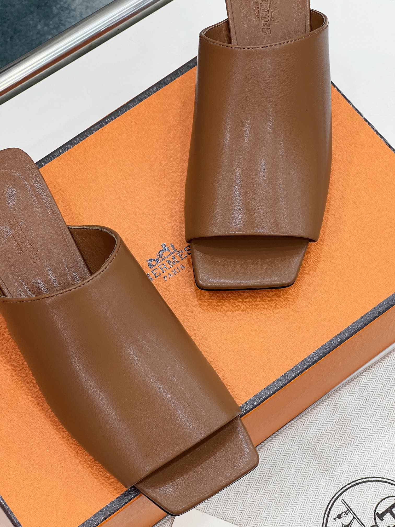 IDOLE SANDAL IN BRONZE BROWN CALFSKIN