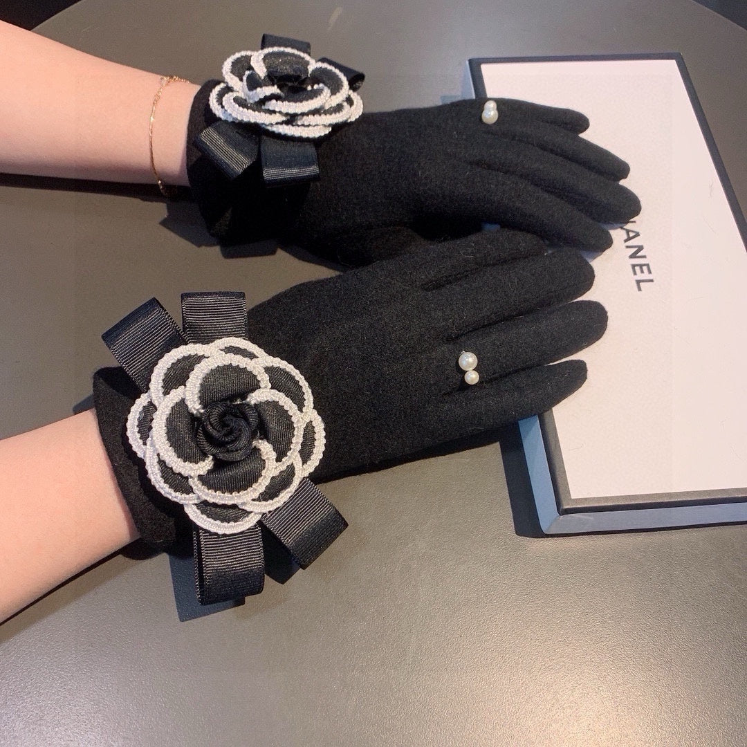 GLOVES IN BLACK WOOL WITH FLOWER 456325