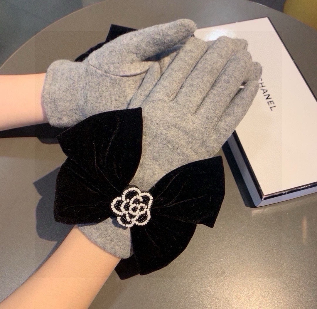 GLOVES IN DOVE GRAY WOOL WITH LARGE BLACK BOW 464994