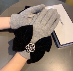 GLOVES IN DOVE GRAY WOOL WITH LARGE BLACK BOW 464994