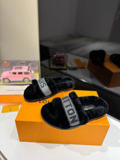 FURRY SLIPPER IN BLACK SHEARLING