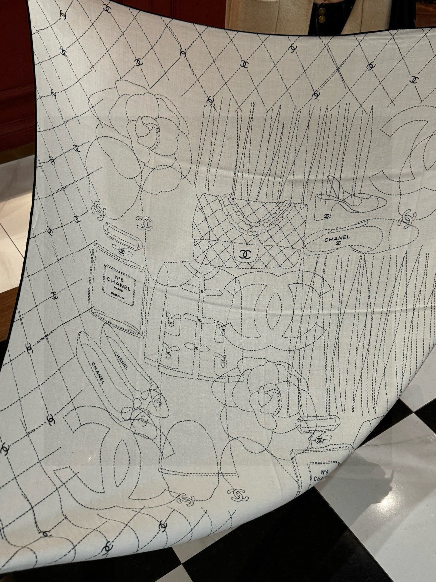 CHANEL 25S SCARF 140 IN SILK 735801