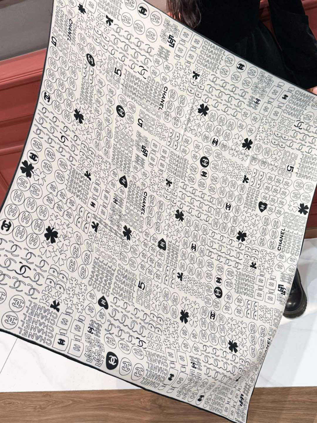 CHANEL 25S SCARF 110 IN CASHMERE SILK 738478