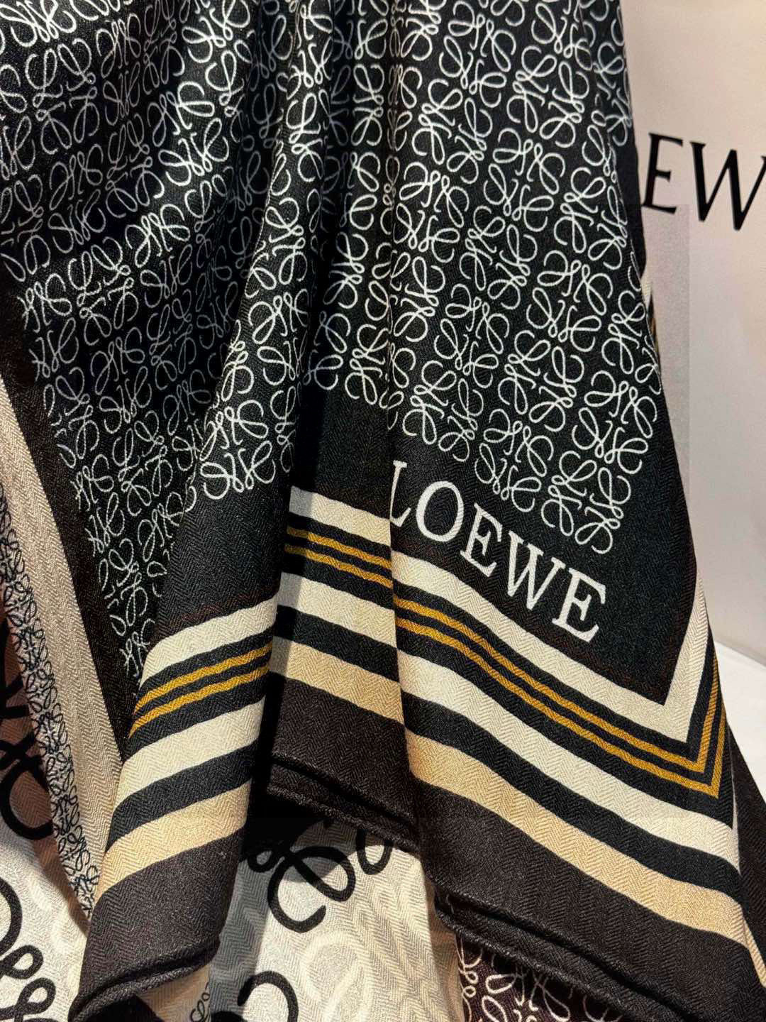 LOEWE 25S SCARF 140 IN CASHMERE SILK 738549