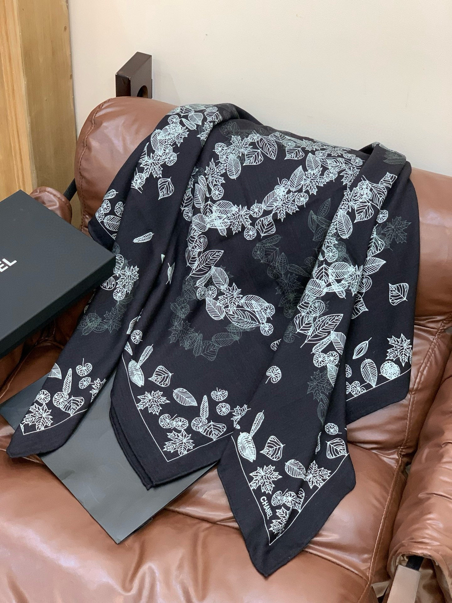 CHANEL 25S SCARF 135 IN CASHMERE 883660