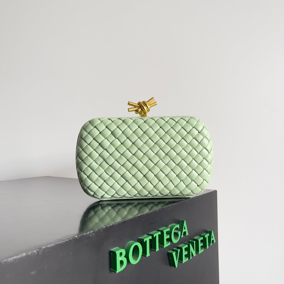 KNOT CHAIN CLUTCH 20.5 IN LIGHT GREEN LAMBSKIN