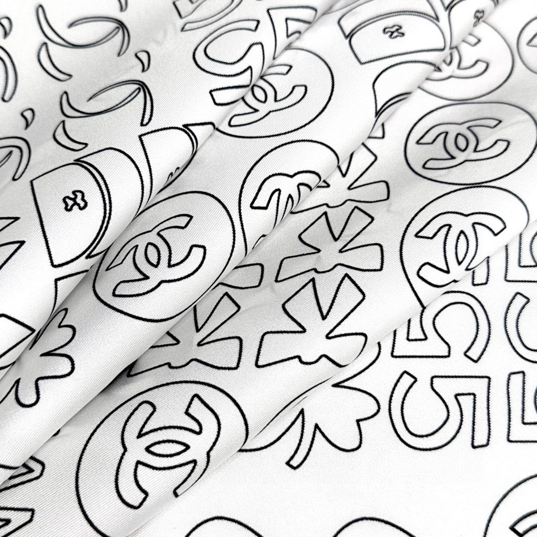 CHANEL 25S SCARF 90 IN SILK 724784