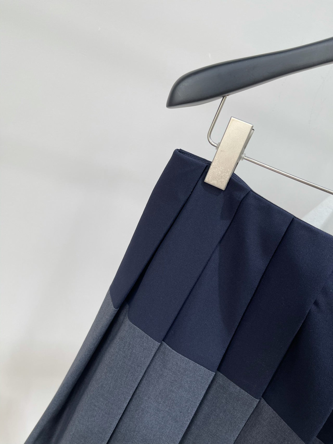 MIUMIU PLEATED LOW-BACK SIDE-SLIT MIDI SKIRT 275985