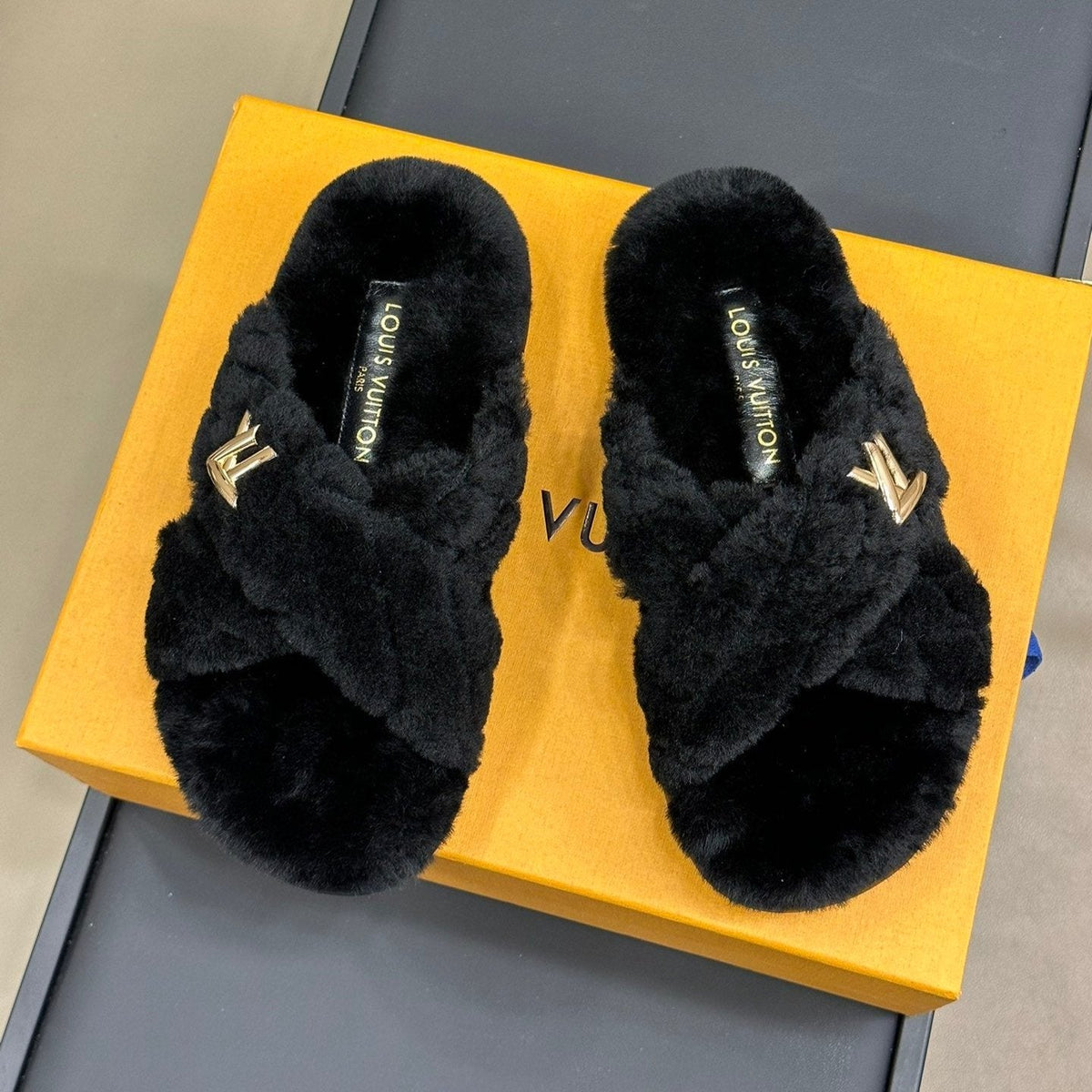 LV WOMEN'S SUNSET COMFORT FLAT MULE IN BLACK FLEECE