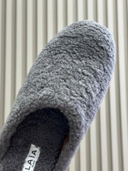 ALAIA 25S SHEARLING COZY SLIPPERS IN DARK GRAY