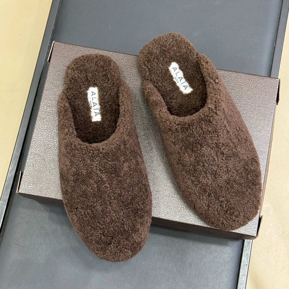 ALAIA 25S SHEARLING COZY SLIPPERS IN DARK BROWN