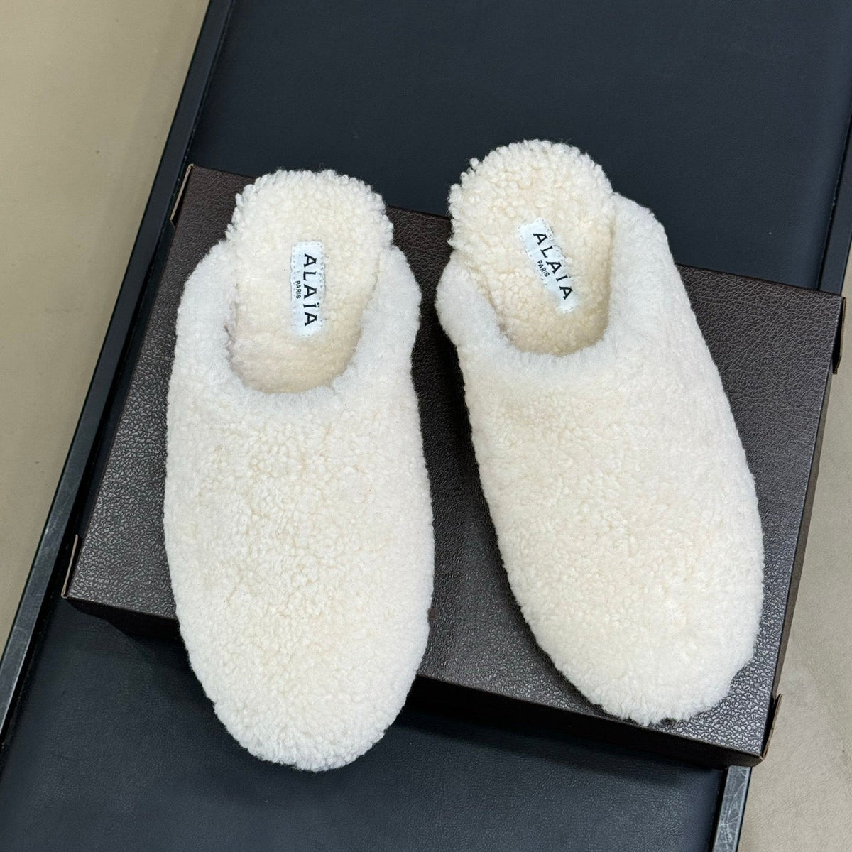 ALAIA 25S SHEARLING COZY SLIPPERS IN WHITE