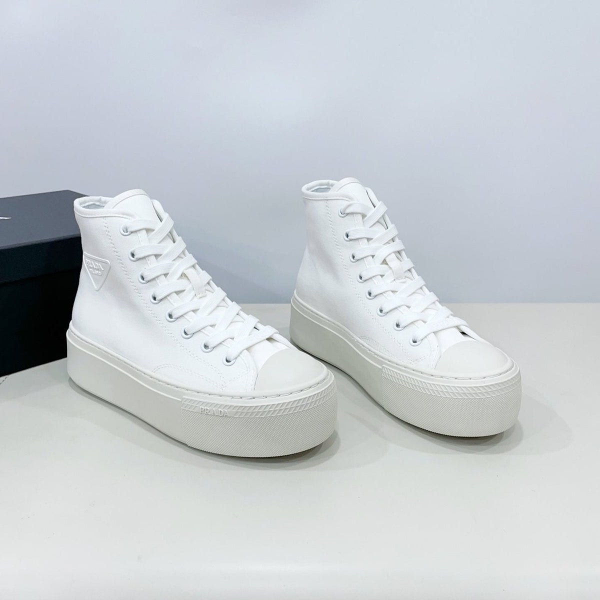 HIGH-TOP SEANKERS IN WHITE CANVAS