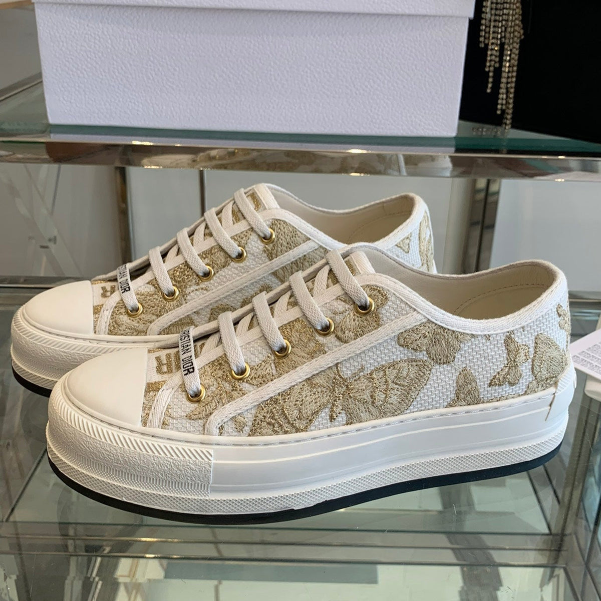WALK'N PLATFORM SNEAKER IN WHITE-GOLD TONE EMBROIDERED FABRIC