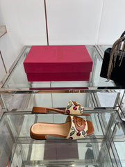 VLTN HIGH HEEL 25S 30 MM IN BEIGE FABRIC AND BROWN LAMBSKIN WITH EMBROIDERED CHERRY MOTIF