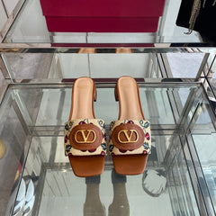 VLTN HIGH HEEL 25S 30 MM IN BEIGE FABRIC AND BROWN LAMBSKIN WITH EMBROIDERED CHERRY MOTIF