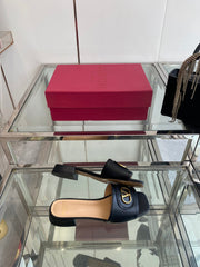 VLTN HIGH HEEL 25S 30 MM IN BLACK LAMBSKIN WITH GOLD HARDWARE