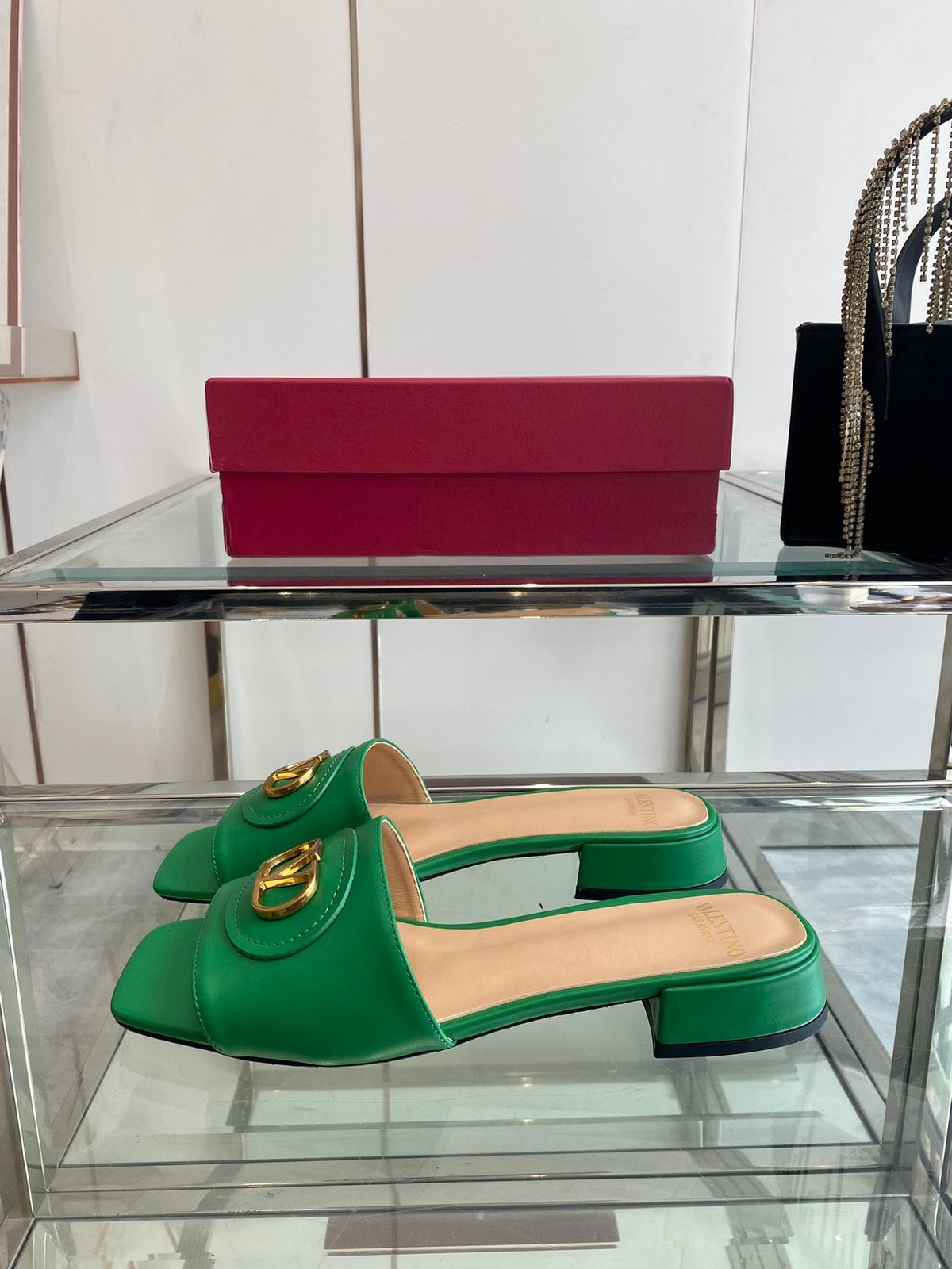 VLTN HIGH HEEL 25S 30 MM IN GREEN LAMBSKIN WITH GOLD HARDWARE
