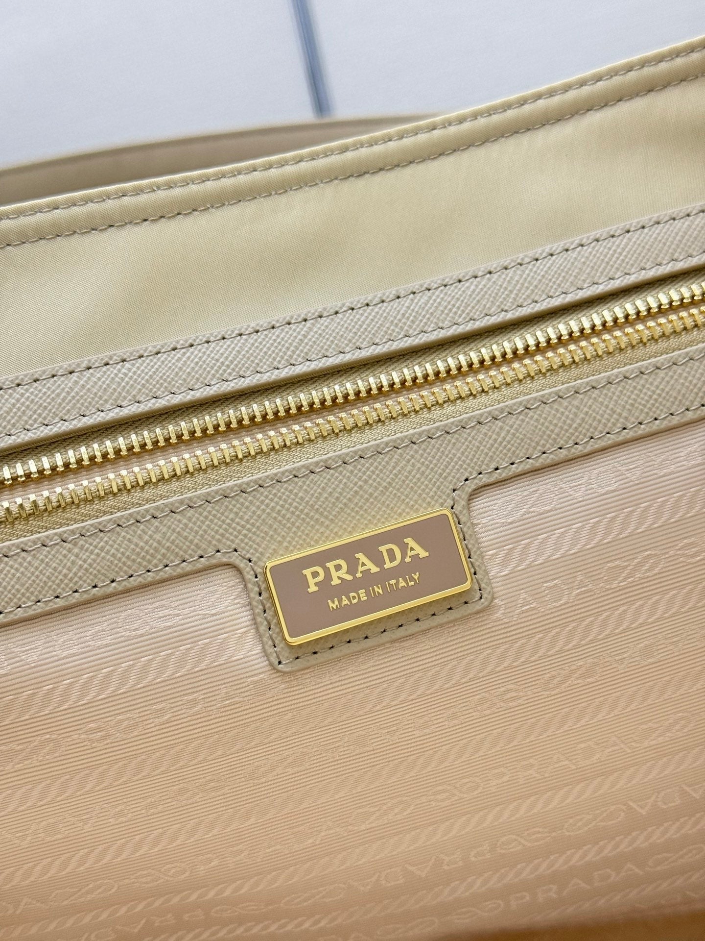 PRADA 25S RE-EDITION 1978 MEDIUM 35 IN DESERT BEIGE NYLON AND SAFFIANO CALFSKIN