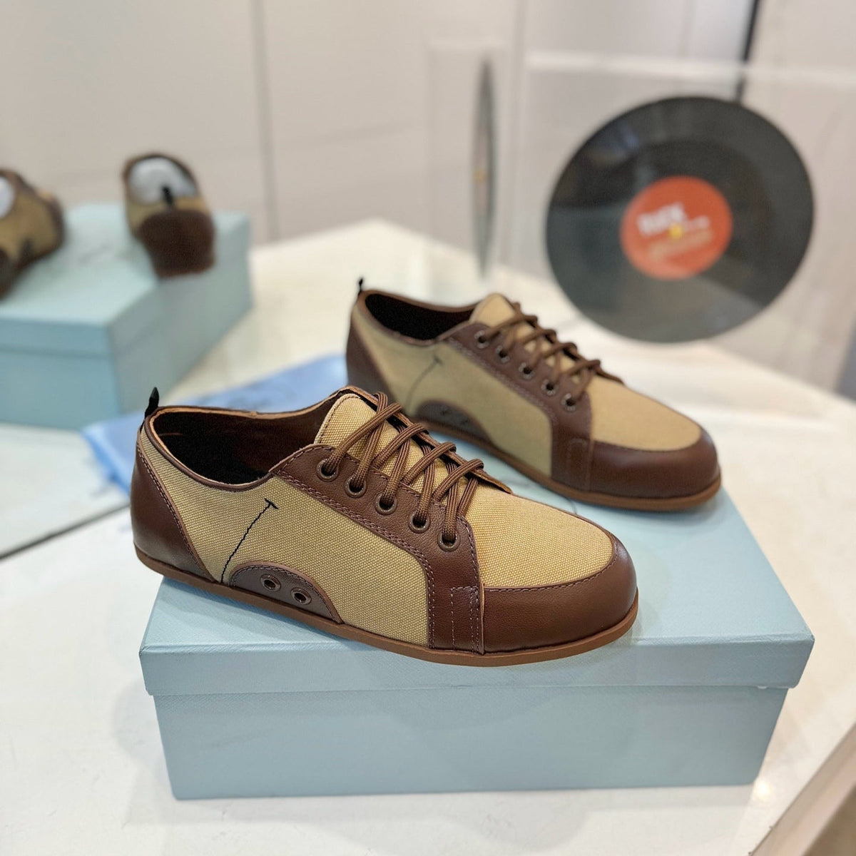 SNEAKERS IN BROWN LAMBSKIN AND BEIGE CANVAS