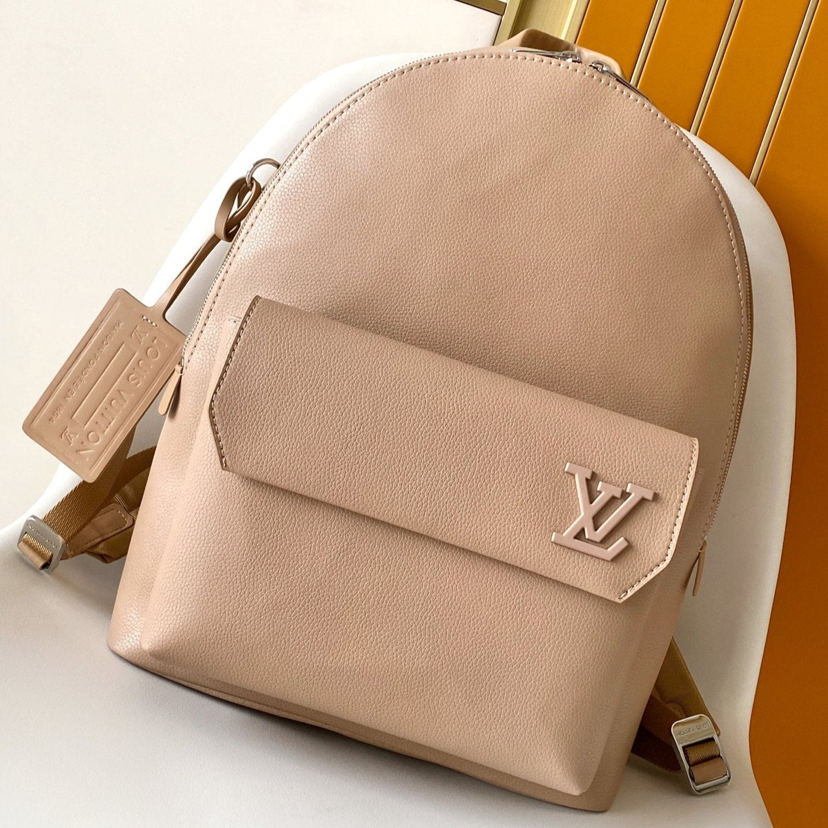 LV 25S TAKEOFF BACKPACK 43 IN BEIGE CALFSKIN