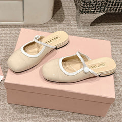 FLAT MULE IN BISQUE BEIGE PATENT CALFSKIN