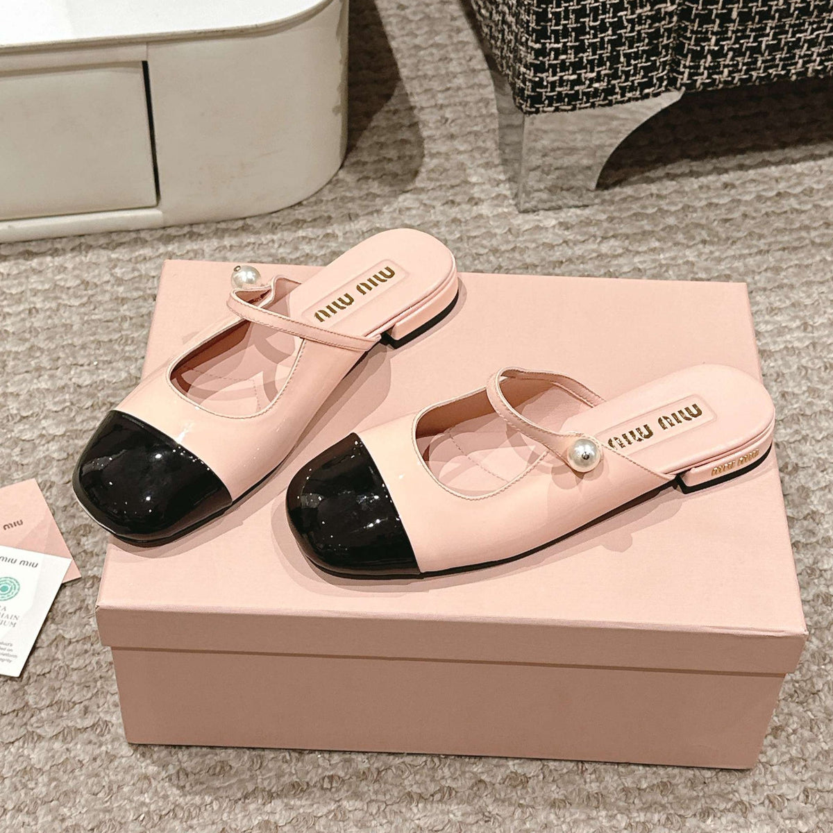 FLAT MULE IN BABY PINK MIX BLACK PATENT CALFSKIN