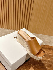 ATTITUDE WEDGE SLIDE 90MM IN BROWN CALFSKIN NATURAL BEIGE RAFFIA SOLE