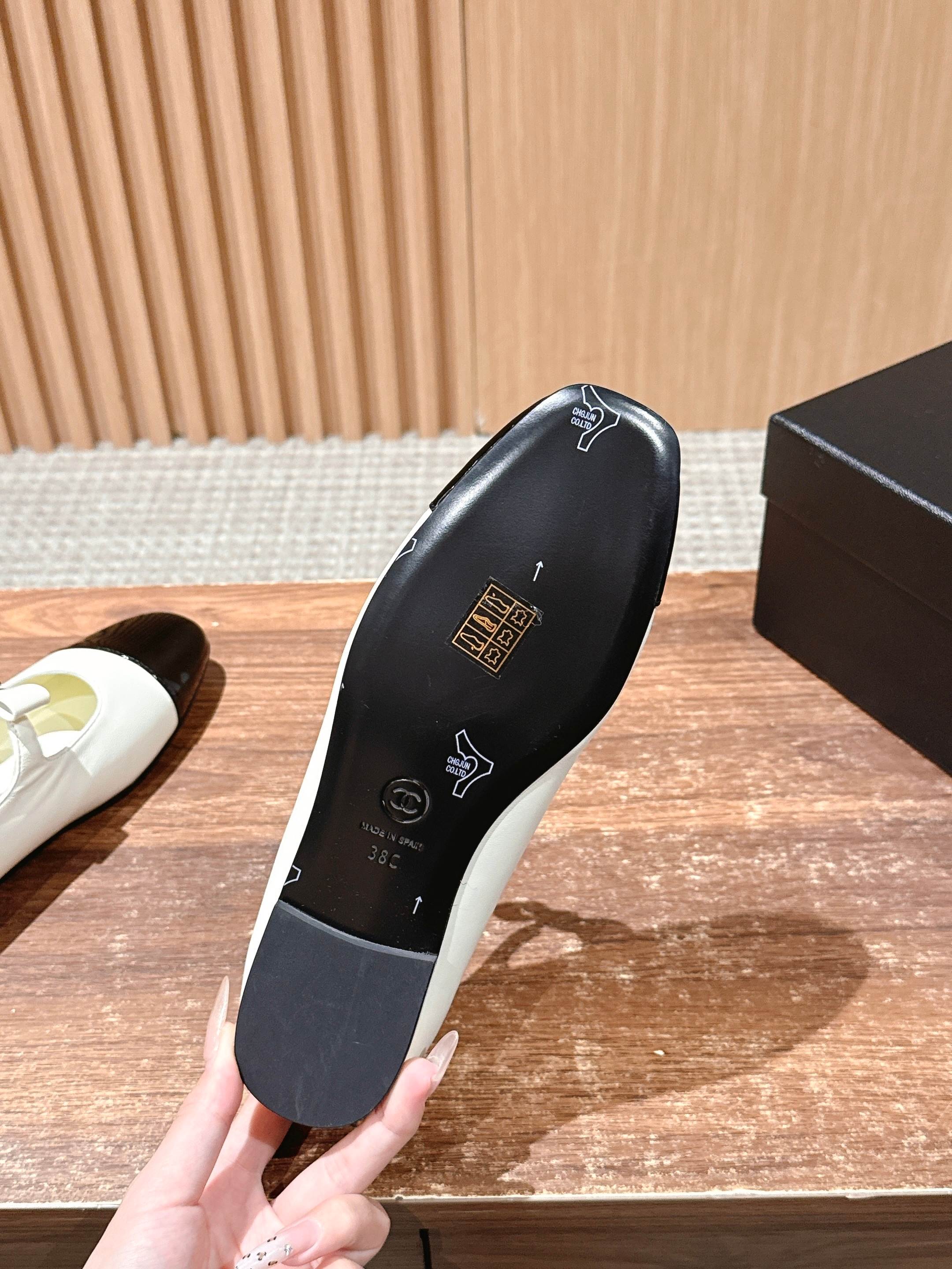 CHANEL 25S BALLET MARY JANES BLACK AND IVORY IN CALFSKIN