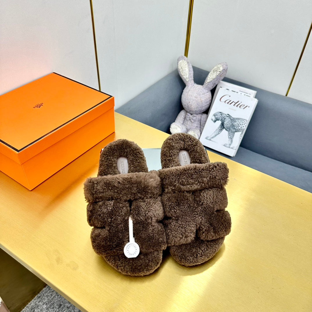 CHYPRE SANDAL IN WALNUT BROWN SHEARLING