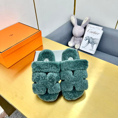 CHYPRE SANDAL IN FOREST GREEN SHEARLING