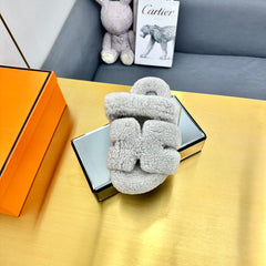 CHYPRE SANDAL IN PALE GRAY SHEARLING