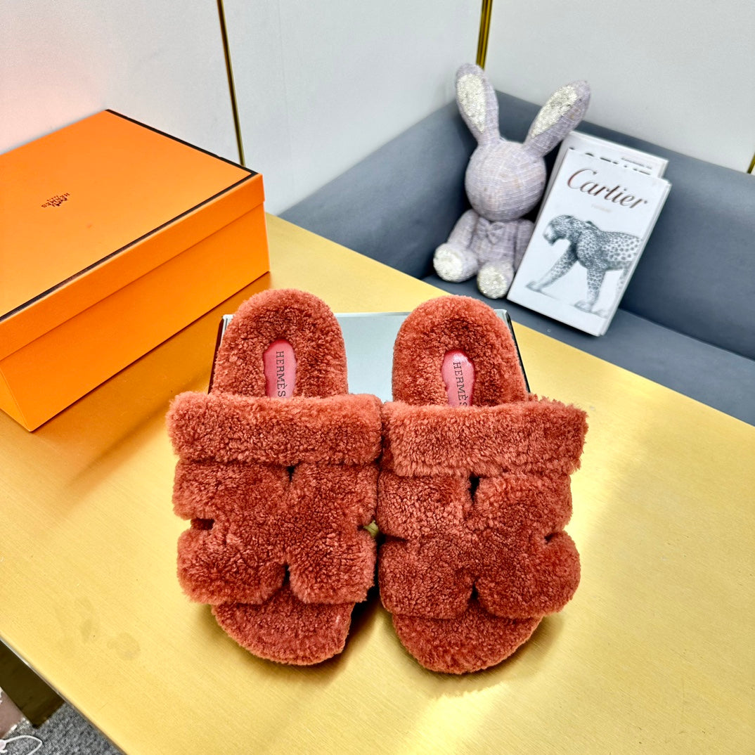 CHYPRE SANDAL IN BRONZE BROWN SHEARLING