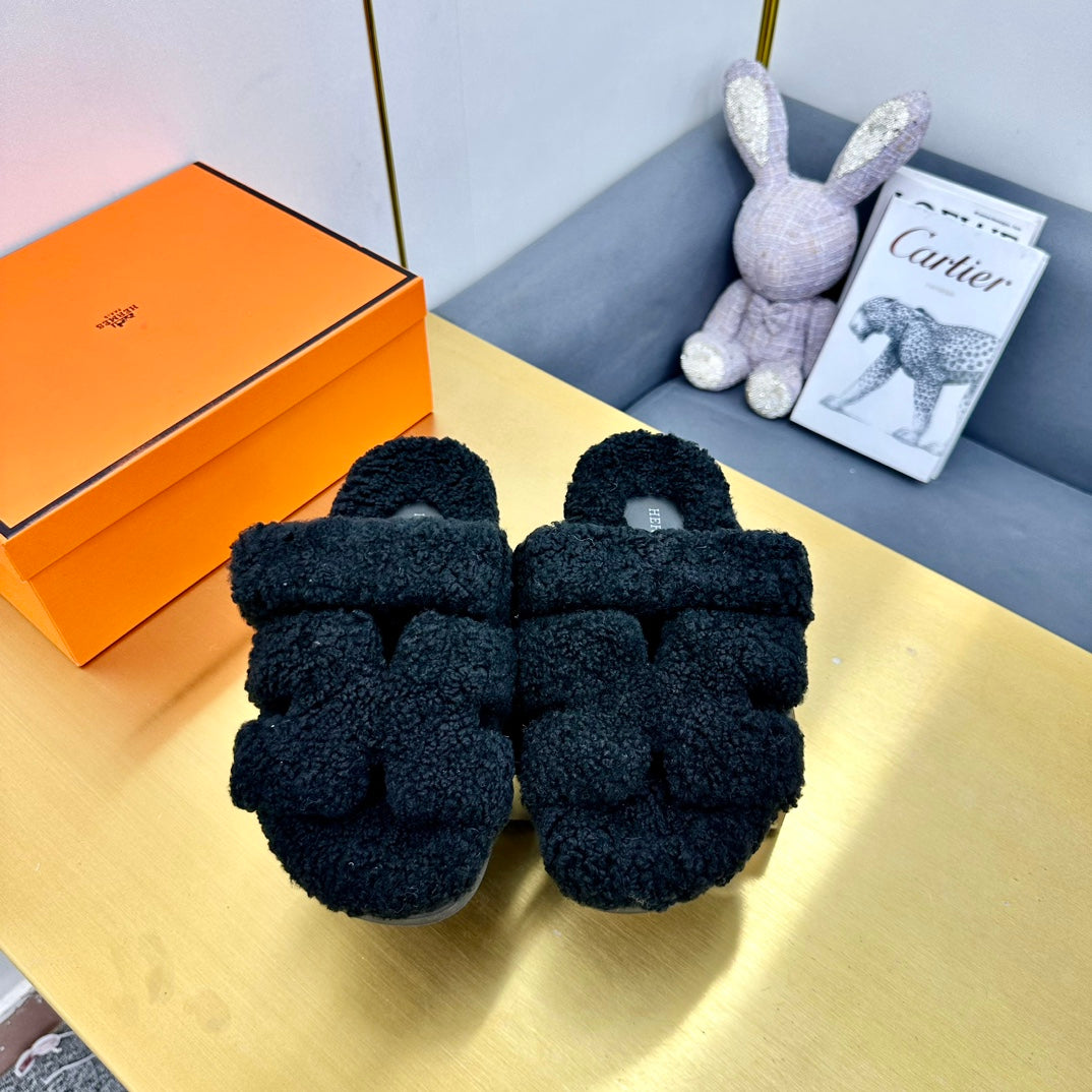 CHYPRE SANDAL IN BLACK SHEARLING