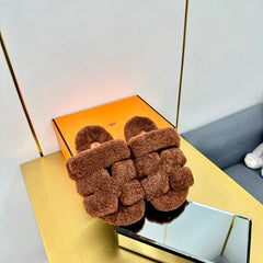 CHYPRE SANDAL IN UMBER BROWN SHEARLING