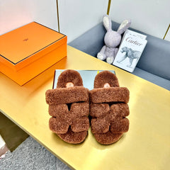 CHYPRE SANDAL IN UMBER BROWN SHEARLING