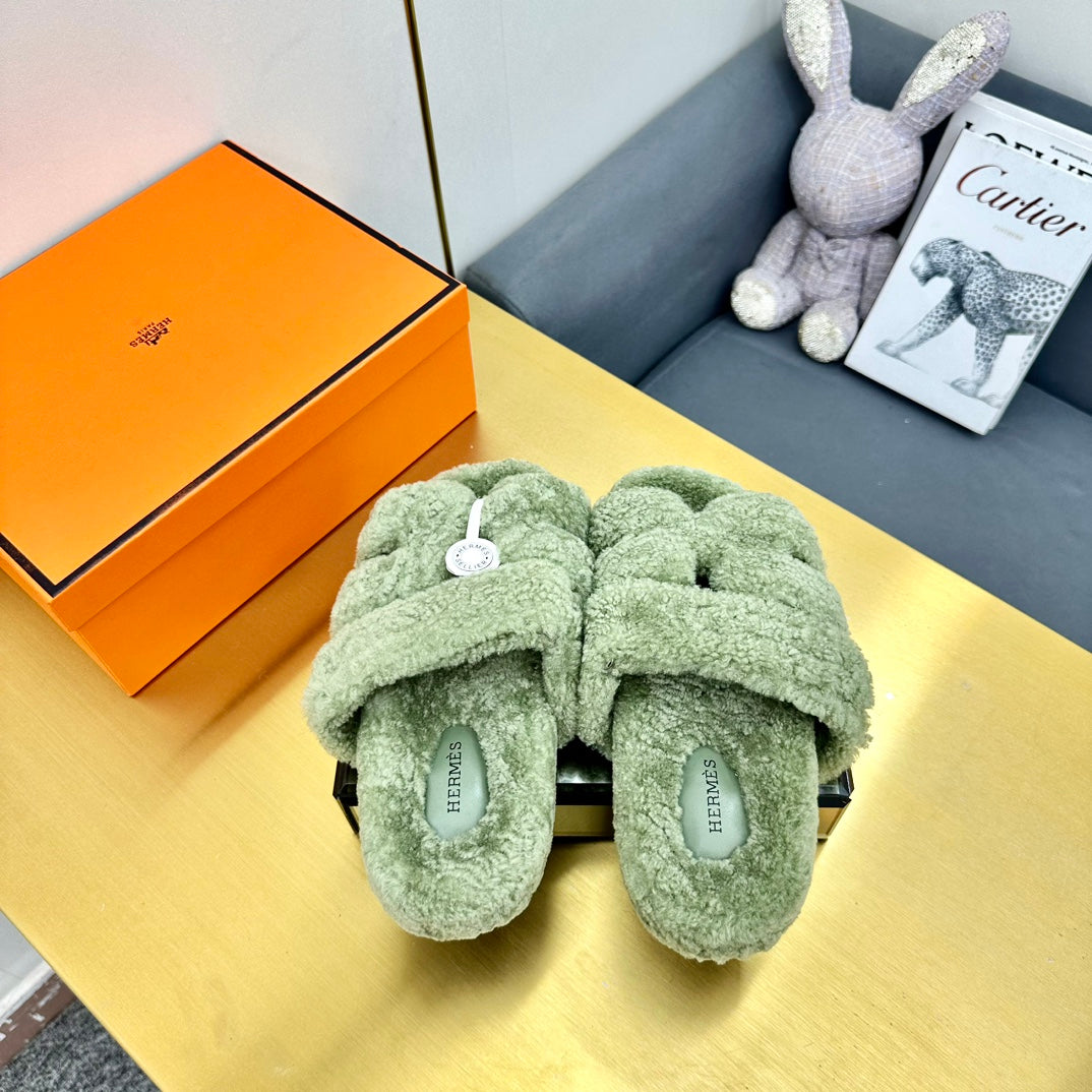 CHYPRE SANDAL IN JADE GREEN SHEARLING