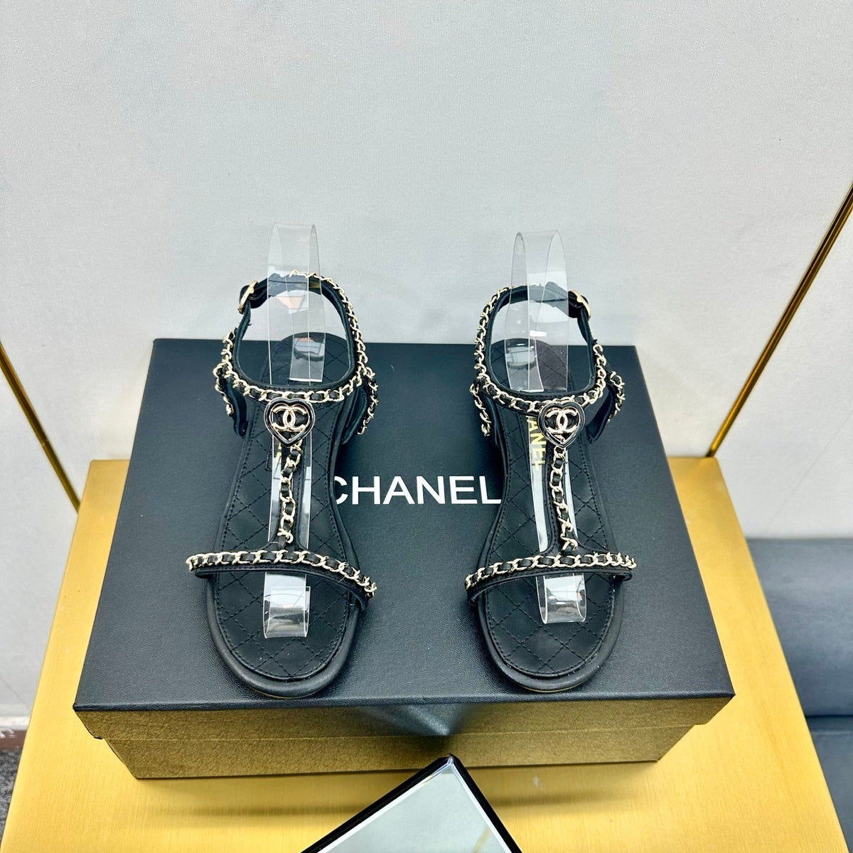 CC SANDAL 25S IN BLACK CALFSKIN WITH GOLD HARDWARE