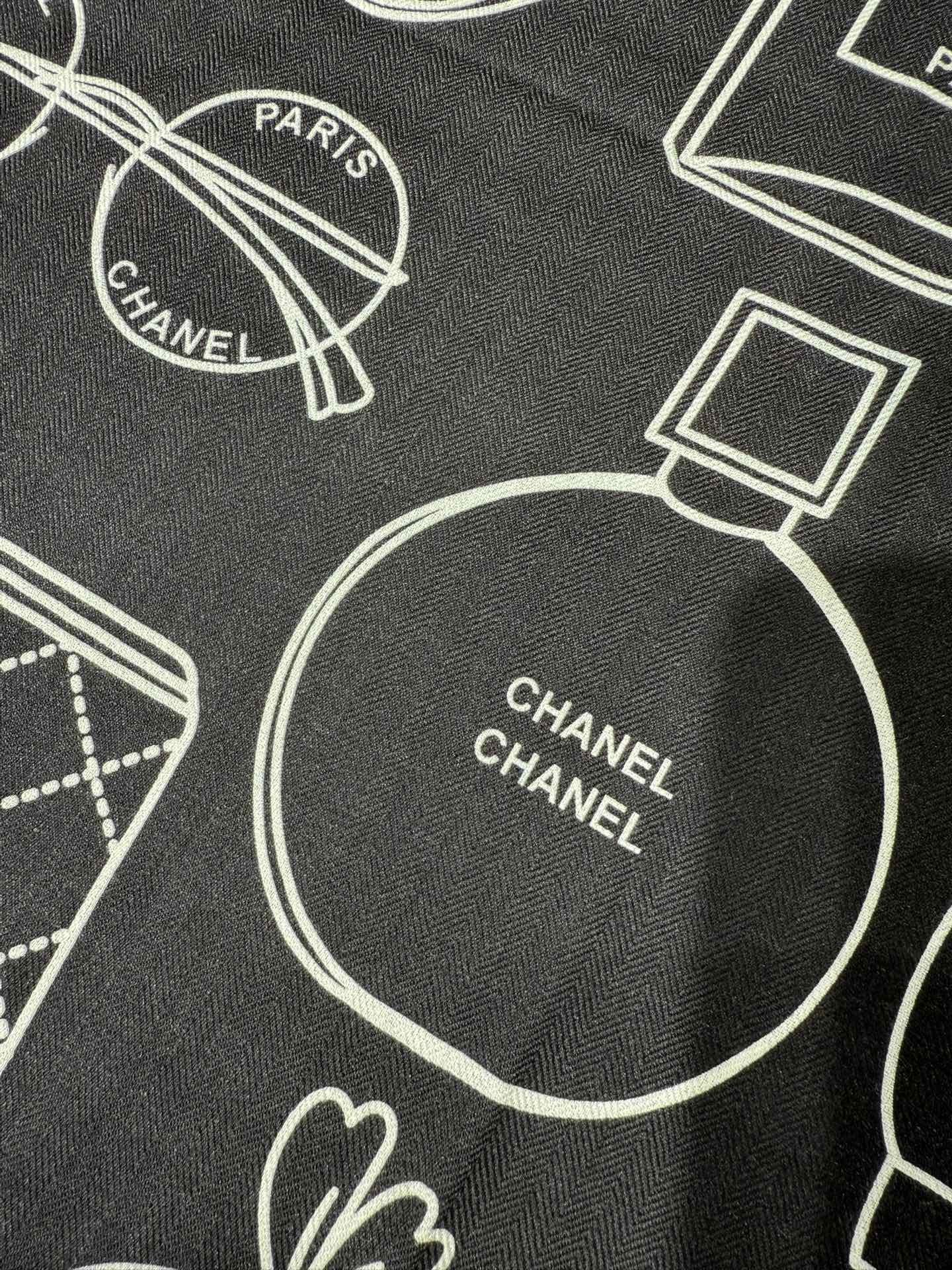 CHANEL 25S SCARF 140 IN SILK 732181