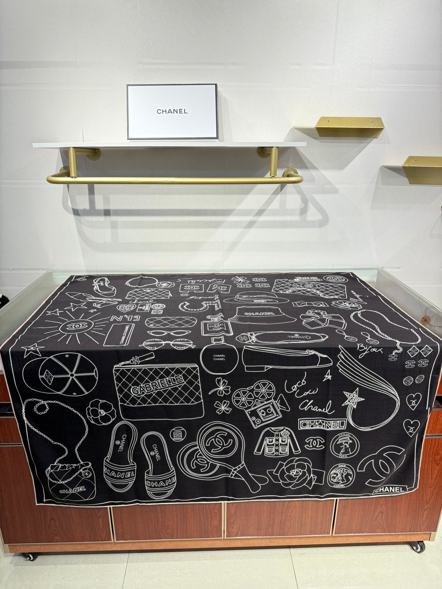 CHANEL 25S SCARF 140 IN SILK 732181