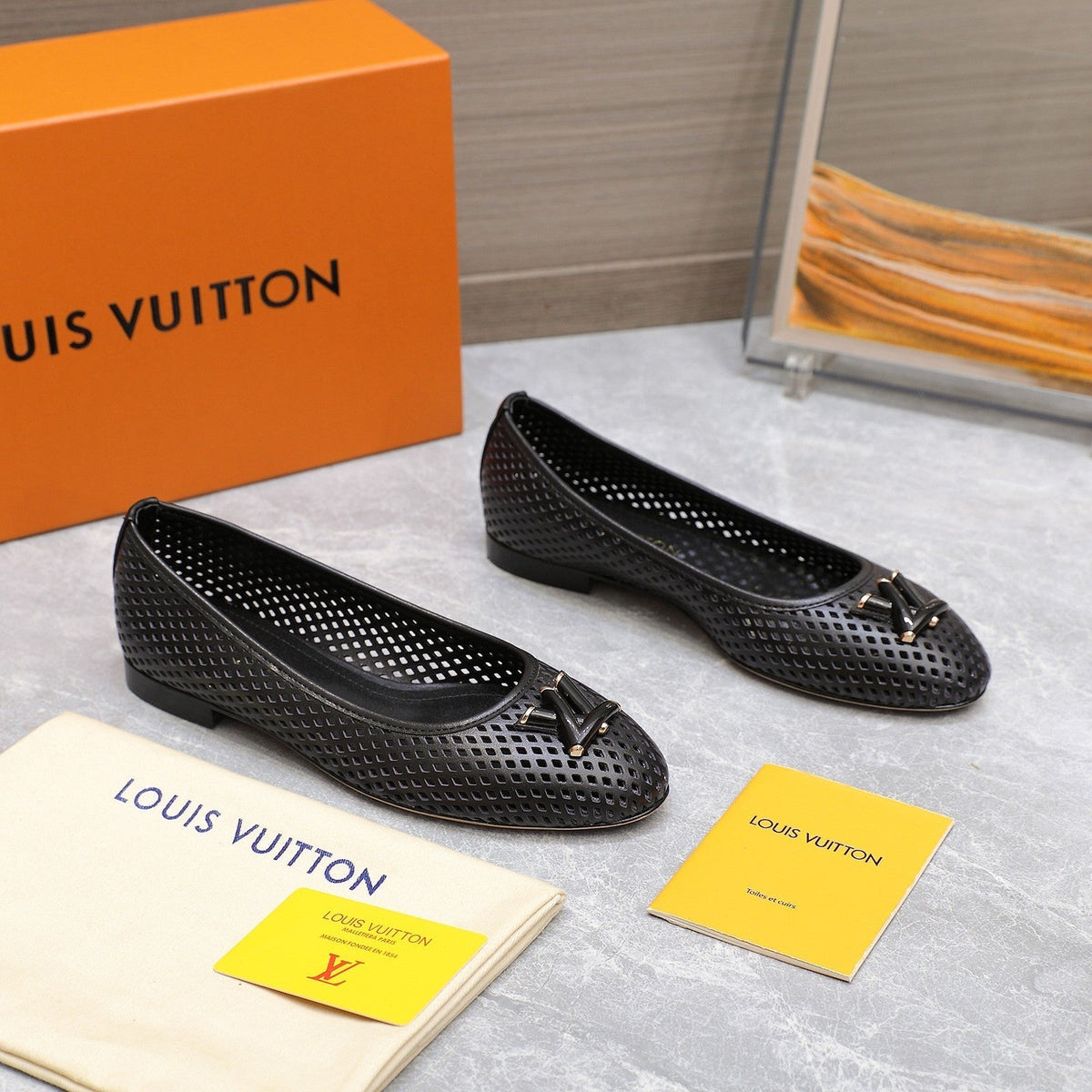 LV WOMEN'S BALLET FLAT IN BLACK CALFSKIN WITH PERFORATION CRAFTMANSHIP