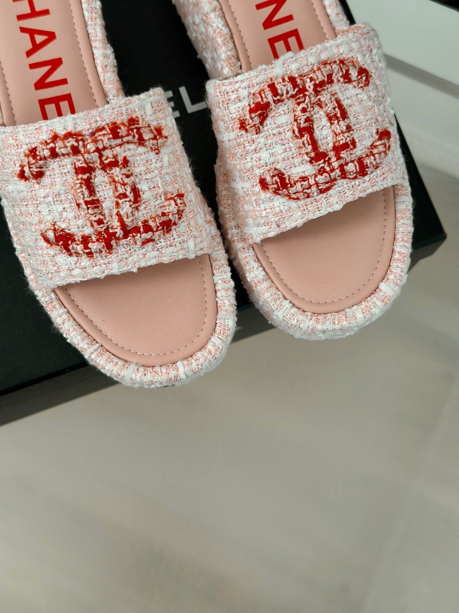 CLASSIC SLIPPERS THICK SOLE IN LIGHT PINK TWEED