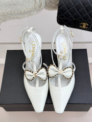 CHAIN BOW HIGH HEEL 8 CM SLINGBACKS IN WHITE SUEDE