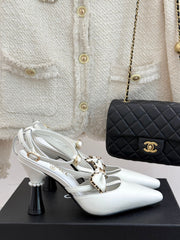 CHAIN BOW HIGH HEEL 8 CM SLINGBACKS IN WHITE SUEDE